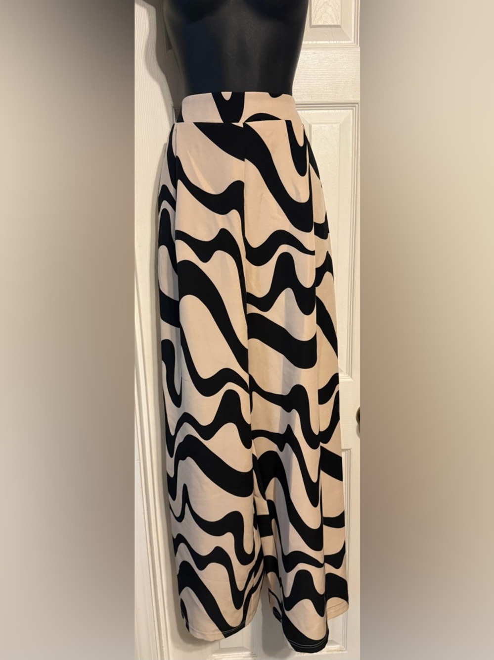 Love By Design Black & Beige Wavy Print Wide Leg pants. XL wavy and light.